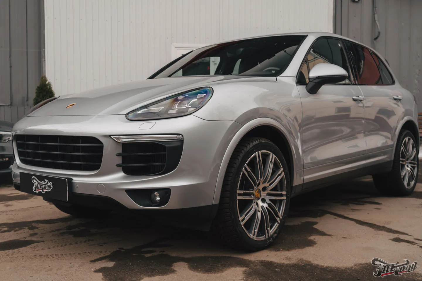 Ремонт бампера, крыла и расширителя на Porsche Cayenne